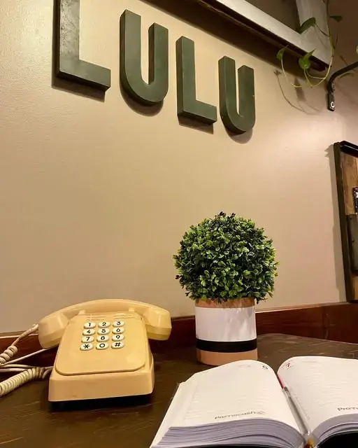 Le téléphone rétro et le cahier de réservation de la maison