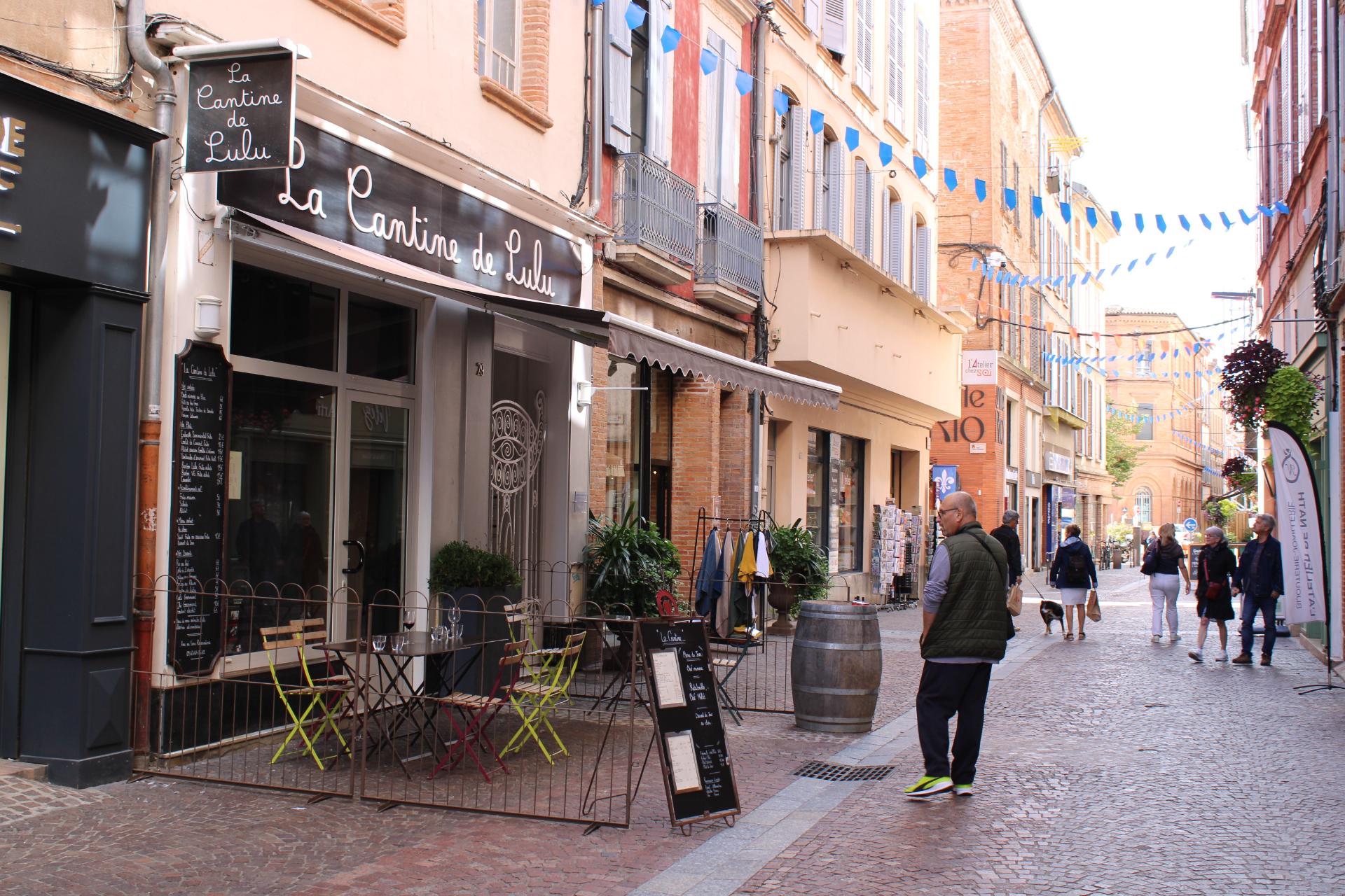 La devanture et la terrasse de Chez Lulu dans une rue piétonne de Montauban